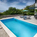Periska Villa *