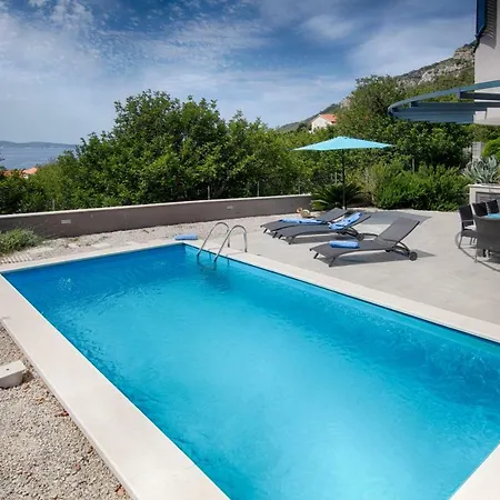 Periska Villa *